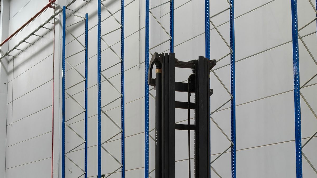 Porta-paletes dimensionamento galpão logístico NBR 17150