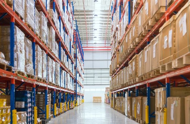 PORTA-PALETES · Empilhadeira reach truck em corredor de armazenagem · MBS SC