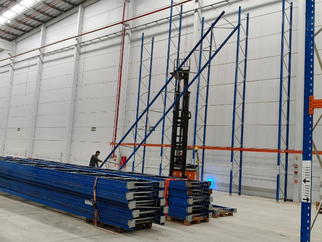 Corredor de armazenagem industrial com porta-paletes duplo acesso entregue pela MBS em SC