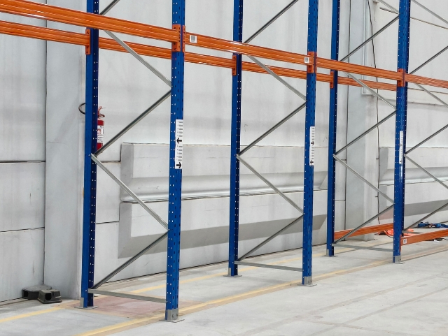 Equipe MBS montando sistema de porta-paletes em obra industrial em Itajaí SC