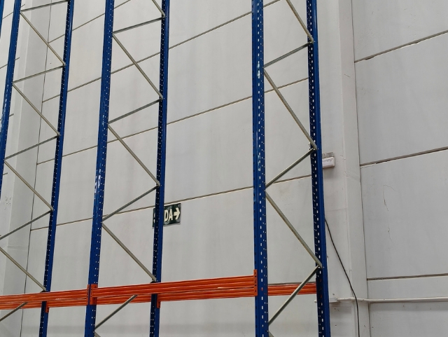 Colunas de porta-paletes instaladas em galpão industrial pela MBS em Itajaí SC
