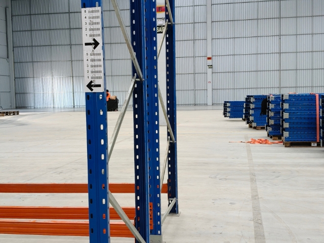 Porta-paletes com sistema de endereçamento de corredor instalado pela MBS em SC